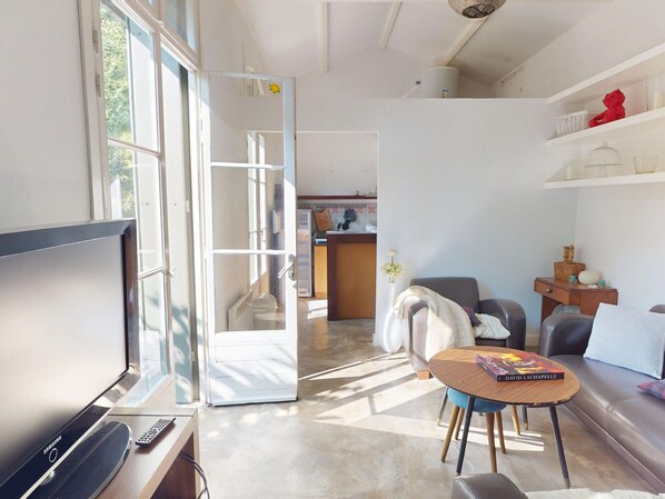 A modern living room with a flat-screen TV, a dining table, and a sofa. - House in Vic-la-Gardiole, 2 pers, Terrace, Close to Beach (Vic-la-Gardiole)