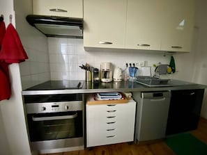 Réfrigérateur, micro-ondes, lave-vaisselle, cafetière/bouilloire