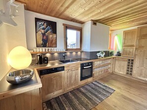 Een magnetron, een oven, een kookplaat, een vaatwasser