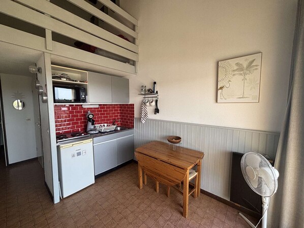 Fridge, microwave, stovetop, coffee/tea maker