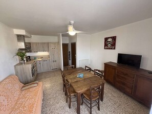 TV - 2-room apartment with terrace 300m from the beach, private parking (Port-la-Nouvelle)