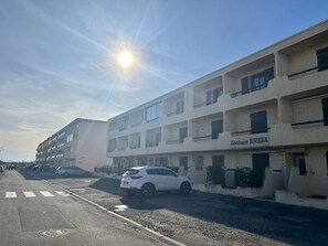 Exterior - 2-room apartment with terrace 300m from the beach, private parking (Port-la-Nouvelle)