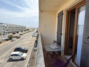 Outdoor dining - 2-room apartment with terrace 300m from the beach, private parking (Port-la-Nouvelle)