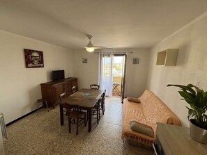 TV - 2-room apartment with terrace 300m from the beach, private parking (Port-la-Nouvelle)