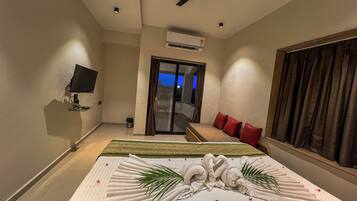 Executive Double Room | Desk, free WiFi
