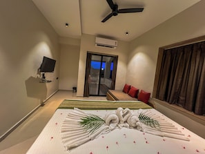 Executive Double Room | Desk, free WiFi
