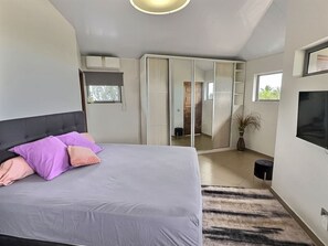 3 slaapkamers, een strijkplank/strijkijzer, gratis wifi, beddengoed
