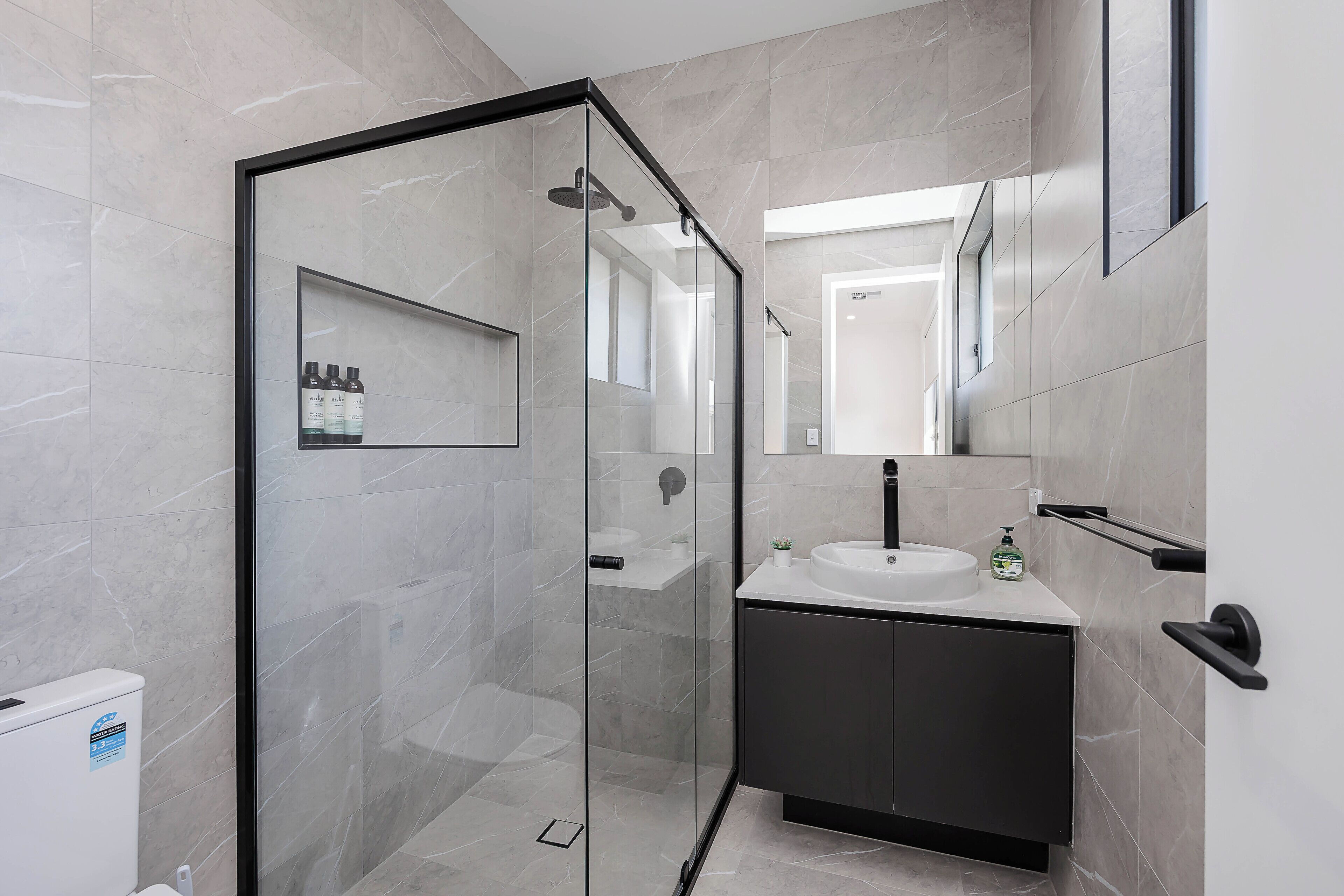 Bruser, hårtørrer, håndklæder, Sæbe