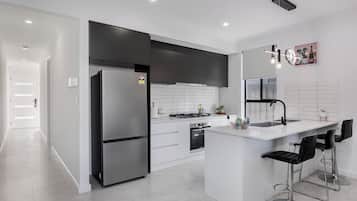 Kylskåp, mikrovågsugn, ugn och spishäll