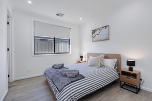 3 bedrooms, desk, iron/ironing board, free WiFi