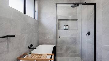 Dusch, hårtork, handdukar och tvål