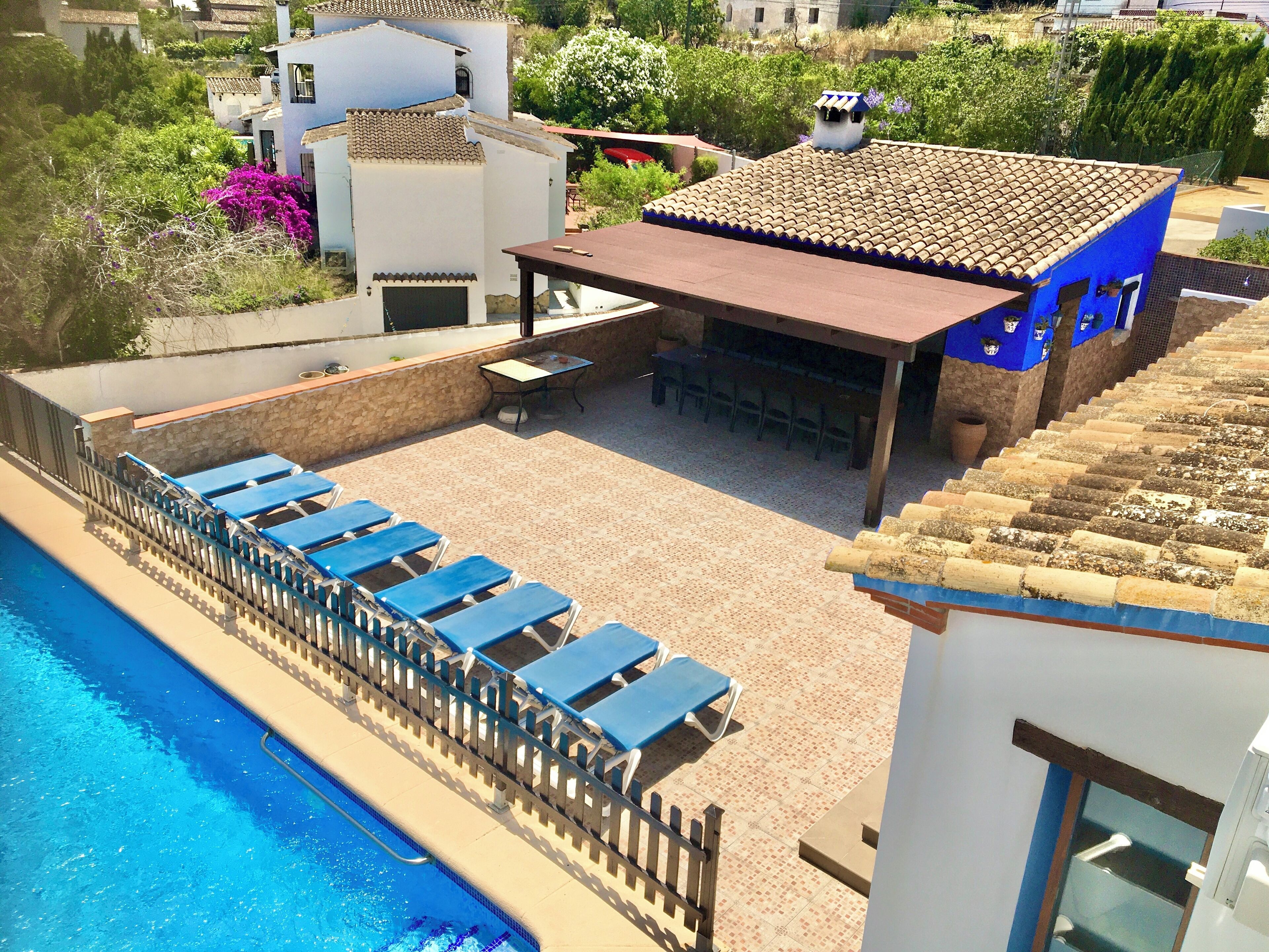 Una piscina al aire libre