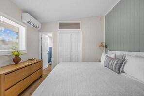 1 bedroom, iron/ironing board, WiFi, bed sheets - Steps to Beach | King Bed | Parking | Pet-Friendly (Cocoa Beach)