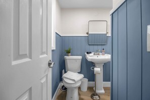Shower, hair dryer, towels, shampoo - Steps to Beach | King Bed | Parking | Pet-Friendly (Cocoa Beach)
