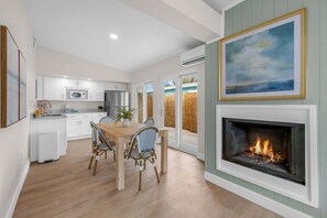 Dining - Steps to Beach | King Bed | Parking | Pet-Friendly (Cocoa Beach)