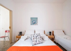 2 chambres, fer et planche à repasser