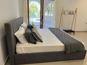 Tabla de planchar con plancha, wifi gratis y ropa de cama