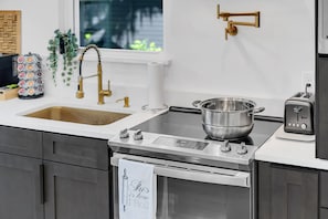 Réfrigérateur, four à micro-ondes, un four, surface de cuisson