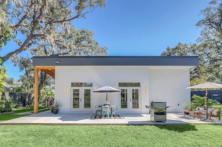 Outdoor dining. Garden escape w/ lake access & BBQ
