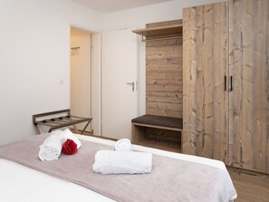 1 bedroom, free WiFi - Cosy apartment for 4 guests with pool, WIFI, TV, balcony, pets allowed and panoramic view (Falera)