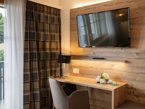 Interior - Nice apartment for 4 people with WIFI, pool, TV, balcony, pets allowed and panoramic view (Falera)