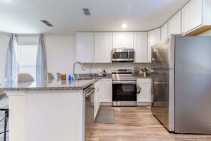 Microondas, horno, placa de cocina y lavavajillas