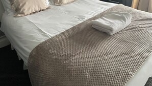 Double Room | Bed sheets - Somerville Hotel (Blackpool)
