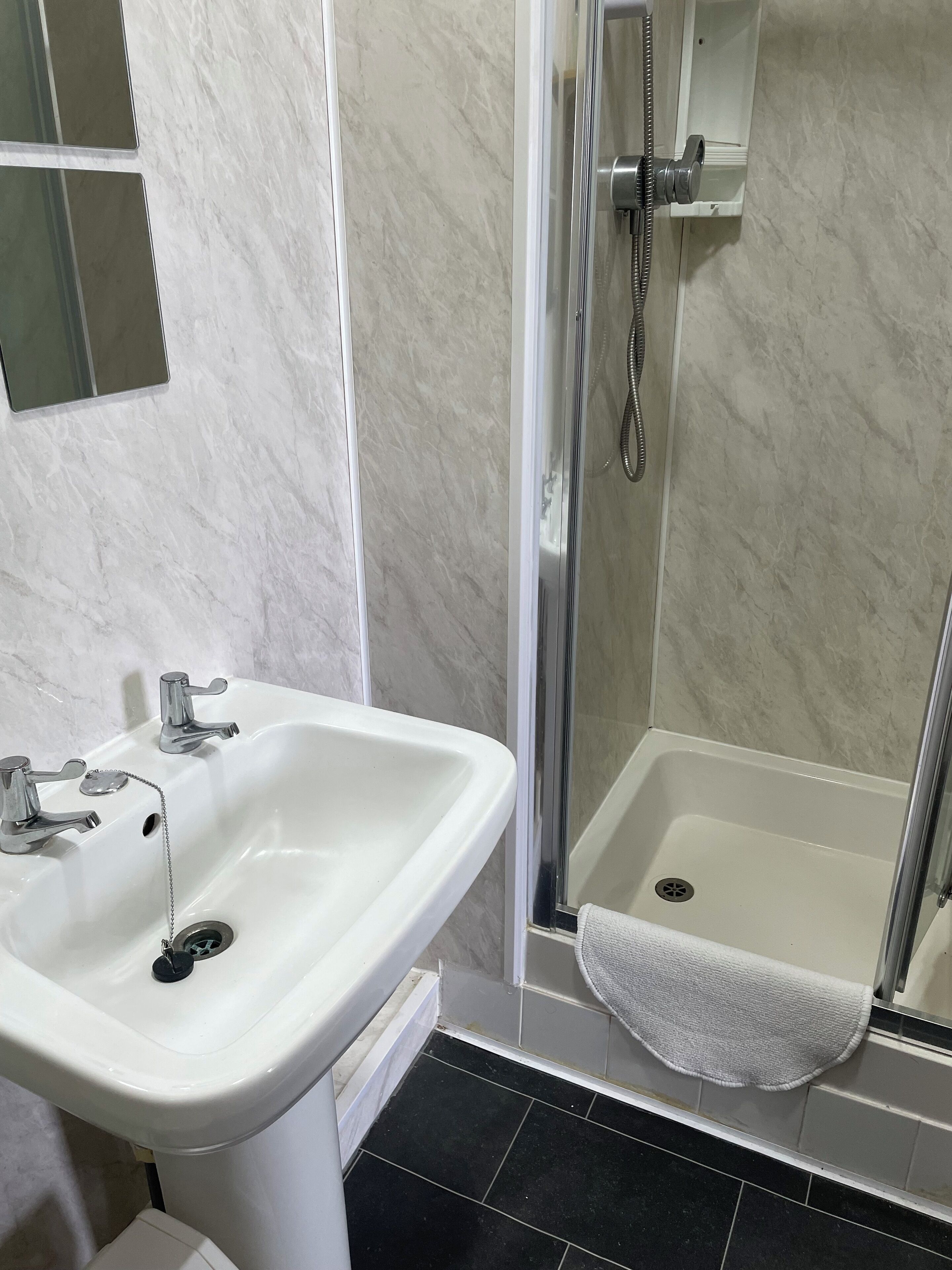 三人房 | 浴室 | 淋浴设施、免费洗浴用品、卫生纸