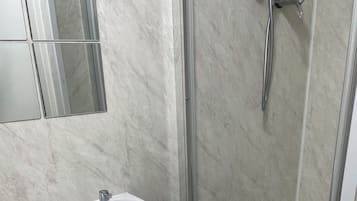 Habitación doble | Baño | Regadera, amenidades de baño gratuitas, papel de baño