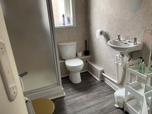 Shower, free toiletries, toilet paper - Somerville Hotel (Blackpool)