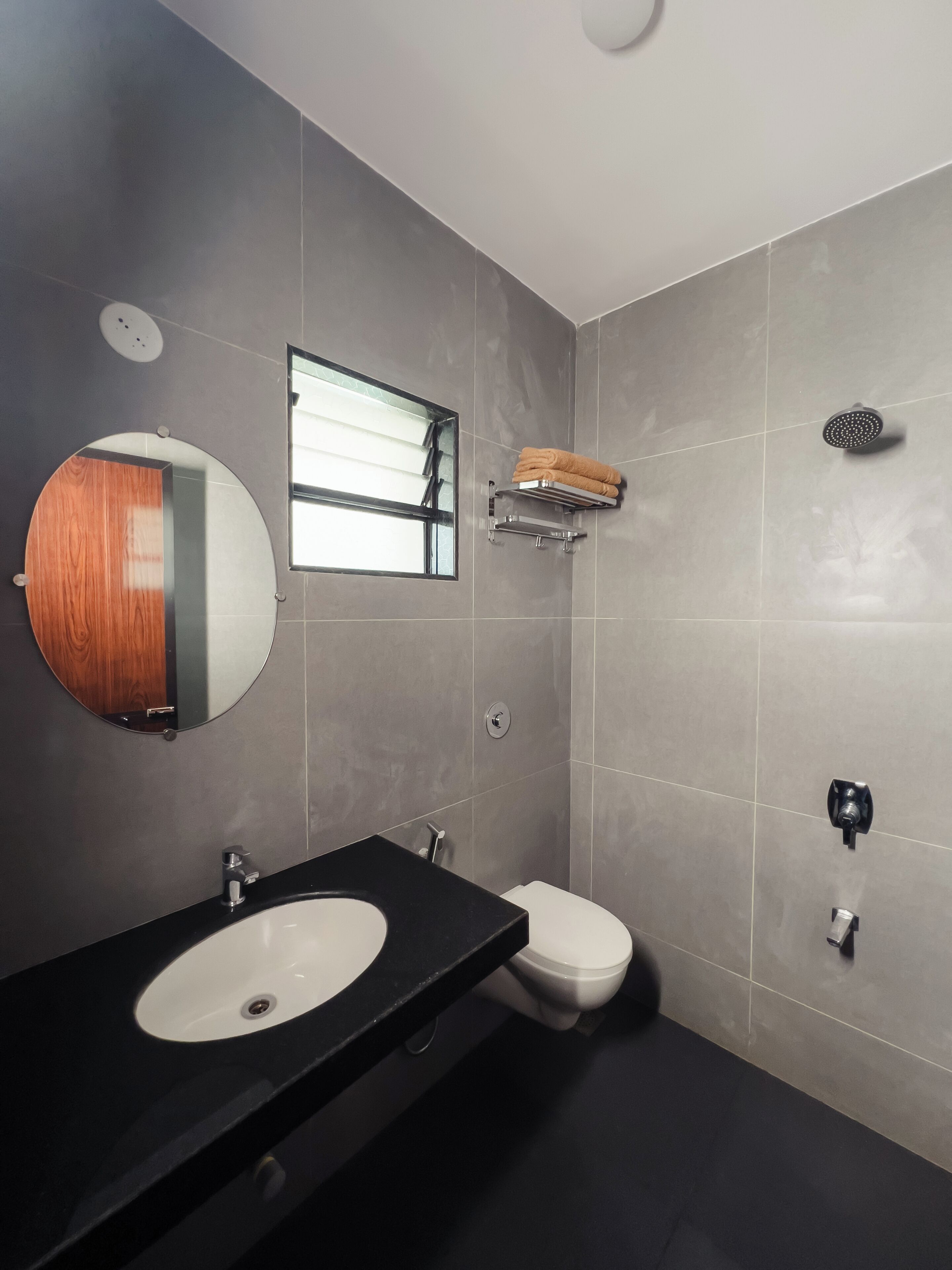 Standard Double Room | Bathroom | Shower, towels, soap, shampoo