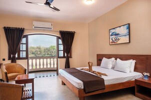 Standard Double Room | Minibar, in-room safe, desk, bed sheets