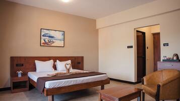 Standard Double Room | Minibar, in-room safe, desk, bed sheets