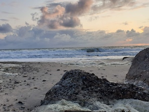 A beach with waves, pebbles, and a cloudy sky. - 4 Star Holiday Home in Thyboron (Thyborøn)