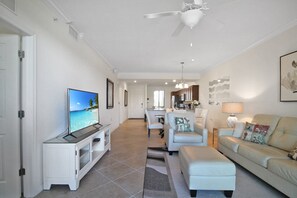 Smart TV - Waterfront Lakewood National condo overlooking the 11th green - Golfers Grove (Bradenton)