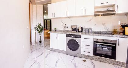 Traditional/Modern Apartment, Full A/C, 10m to Airport, 15m to centre.