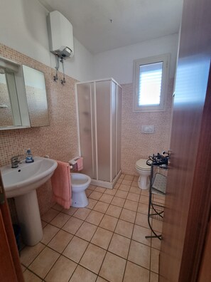 Doccia, asciugacapelli, bidet, carta igienica