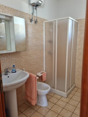 Bruser, hårtørrer, bidet, Toiletpapir