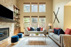 Téléviseur, foyer, table de baby-foot, chaîne audio