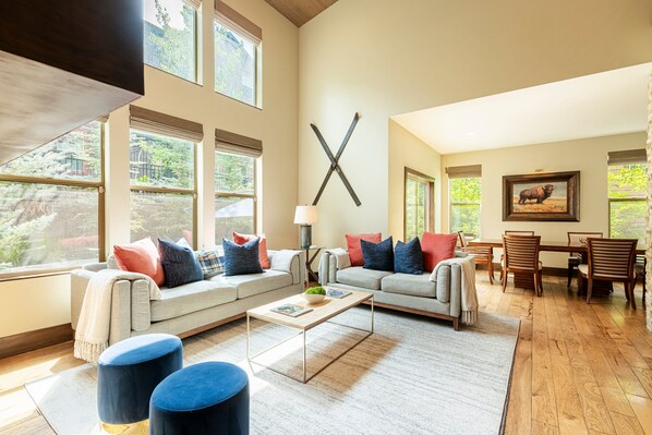 Téléviseur, foyer, table de baby-foot, chaîne audio