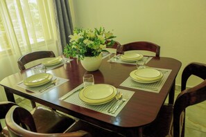 Comfort Room | Makan dalam bilik