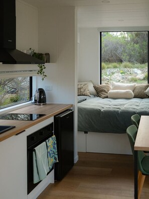 1 bedroom, desk, WiFi, bed sheets - Kangaroo Island Seaside Nature Retreat ‘Melaleuca’ (Island Beach)