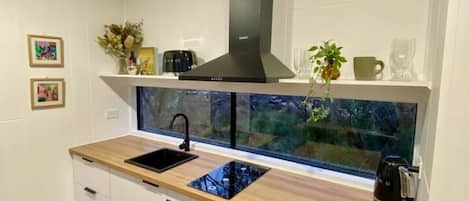 Jääkaappi, uuni, liesi, kahvin-/teenkeitin