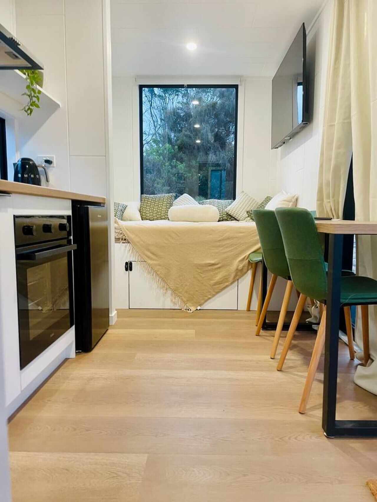 Kühlschrank, Ofen, Herdplatte, Wasserkocher mit Kaffee-/Teezubehör