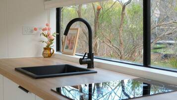 Kühlschrank, Ofen, Herdplatte, Wasserkocher mit Kaffee-/Teezubehör