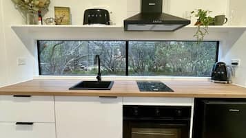 Fridge, oven, stovetop, coffee/tea maker