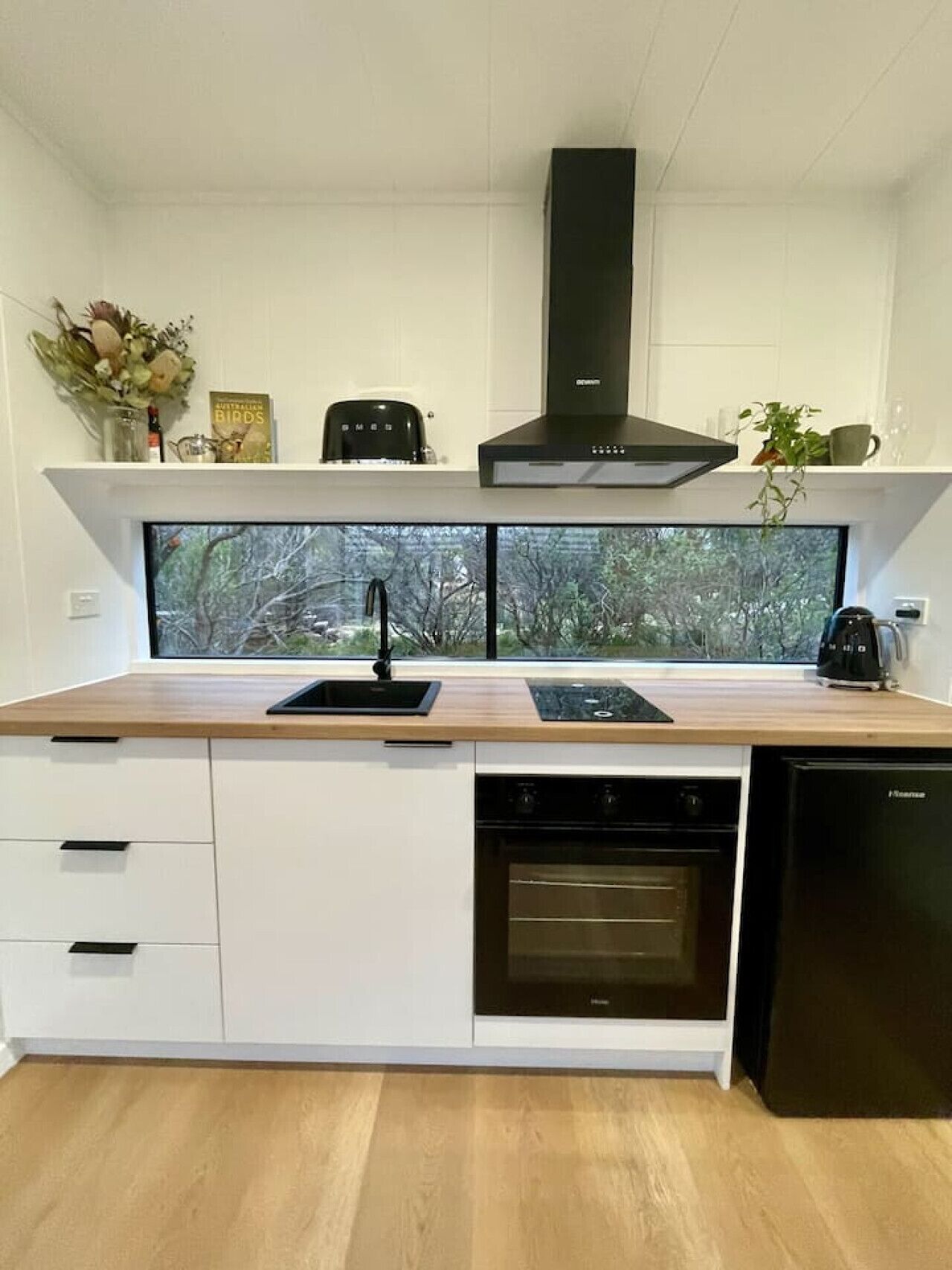 Fridge, oven, stovetop, coffee/tea maker