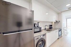 Refrigerador, microondas, horno, tetera/pava eléctrica
