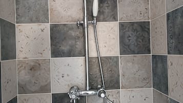 Douche, sĂšche-cheveux, serviettes fournies, savon