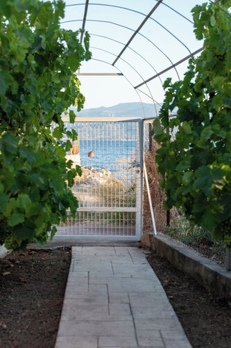 Beachfront Cottage with Spectacular Evian Gulf Views – 3 Minutes from Eretria